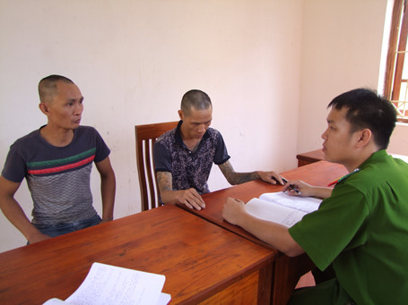 Ngô Việt Hùng và Lê Gia Lâm tại cơ quan công an. Ảnh. Công an cung cấp