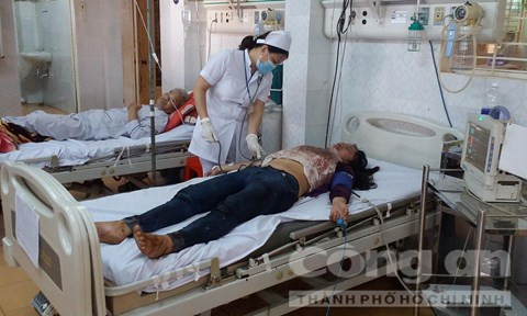 Chị M nằm cấp cứu tại bệnh viện - Ảnh: Bảo Bình