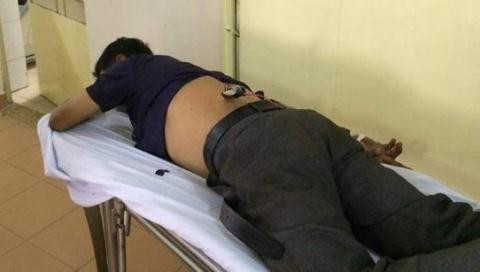 Anh Khải thời điểm được người nhà đưa vào BV Đ khoa khu vực Thủ Đức cấp cứu với mũi tên súng điện còn cắm chặt trên lưng. Ảnh Đ.T