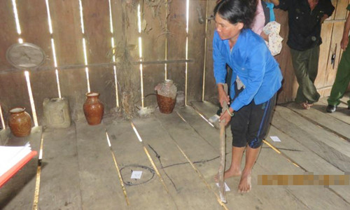 Y Dập đang tả lại cảnh đánh chồng (A Thương)