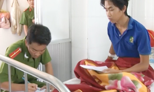 Chém cả nhà bạn nhậu, 9X uống thuốc ngủ tự sát