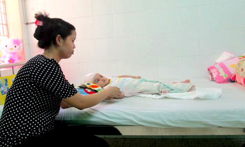 Cháu Minh Thư đang sống đời sống thực vật tại nhà