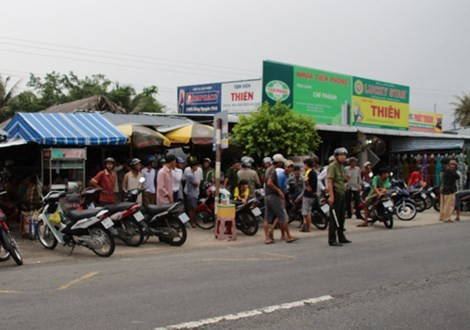 Nhiều người hiếu kỳ theo dõi vụ việc, gây ách tắc giao thông cục bộ