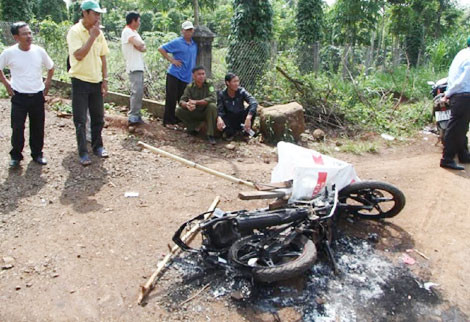 Hiện trường nơi chiếc xe máy bị người dân đốt cháy trong đêm