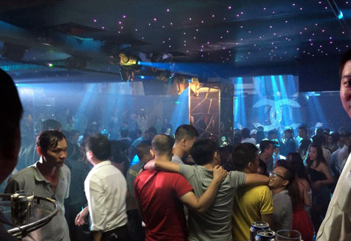 Hàng trăm khách bên trong bar lúc rạng sáng. Ảnh: Quốc Thắng (VnExpress)