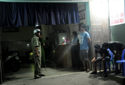 Công an khám nghiệm hiện trường vụ án mạng. Ảnh: Hoàng Trường