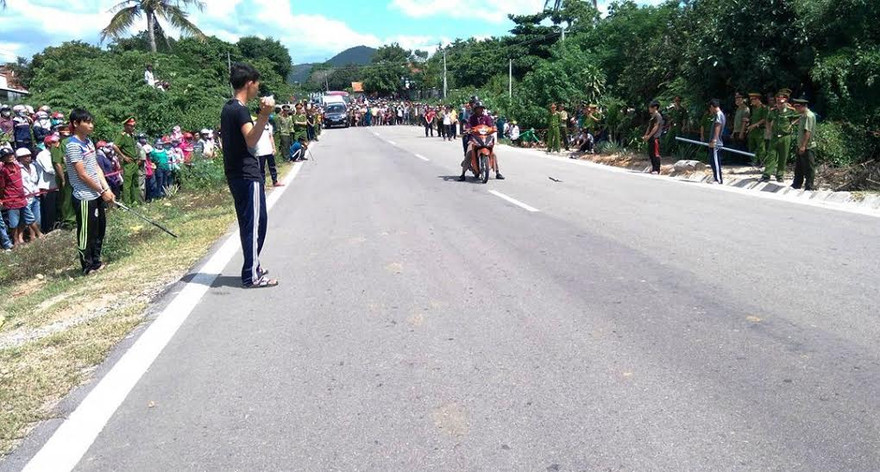 Các đối tượng đang thực hiện lại hành vi phục kích, ném đá, đuổi đánh 2 chiến sỹ công an