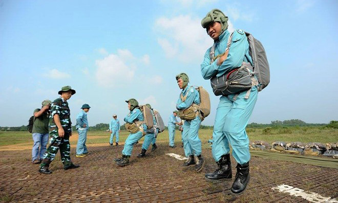 Các học viên khởi động, tập lại lần cuối động tác nhảy tiếp đất trước khi thực hành