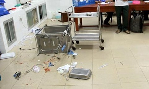 Dụng cụ y tế đỗ vỡ bên trong căn phòng xảy ra vụ truy sát