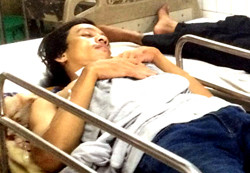 Nghi can giết vợ rồi tự sát đang điều trị ở bệnh viện. Ảnh: Nguyệt Triều