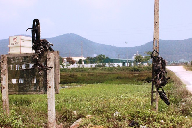 Hai chiếc xe máy bị đốt đem treo ở bãi rác đầu xóm. Ảnh: Zing