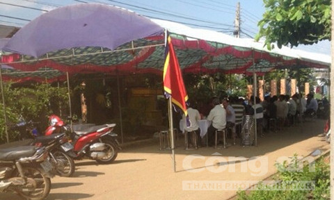 Người thân tổ chức đám tang cho nạn nhân Quý