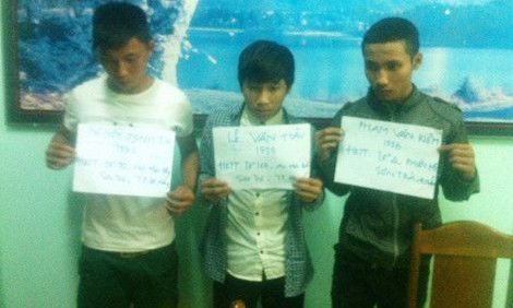 Kiệm, Hậu và Tú tại cơ quan công an. Ảnh: Công an cung cấp