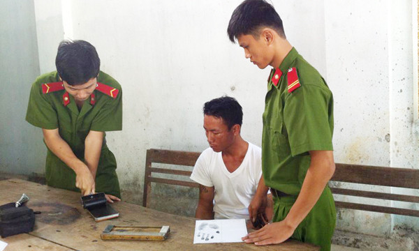 Các cán bộ tiến hành lấy lời khai và dấu vân tay của đối tượng Phương