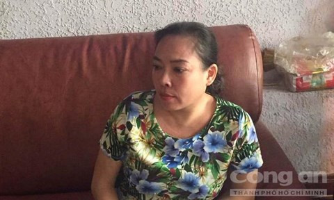 Đối tượng Hương làm việc với lực lượng chức năng - Ảnh: Minh Tiến