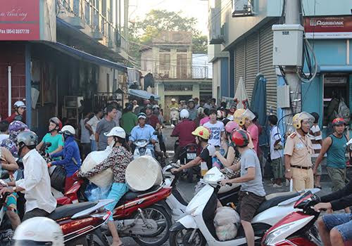 Người dân vây kín nơi xảy ra hỗn chiến chiều 27/9. Ảnh: Đắc Đức