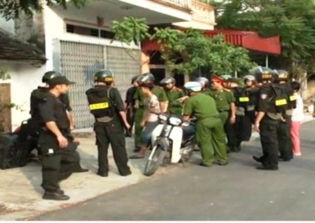 Lực lượng công an giải cứu những người bị nhốt