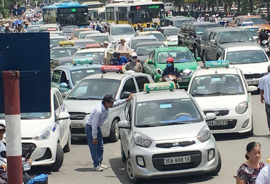 Là khu vực cấm nhưng đường Giải Phóng đoạn trước bệnh viện Bạch Mai taxi vẫn "vô tư" đứng bắt khách