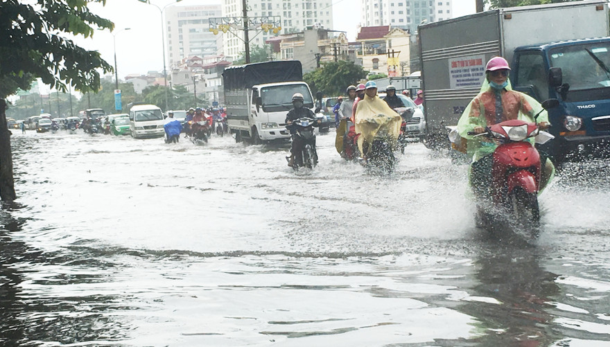 Nhiều tuyến phố Hà Nội bị ngập từ 30 – 40cm trong chiều 6/8