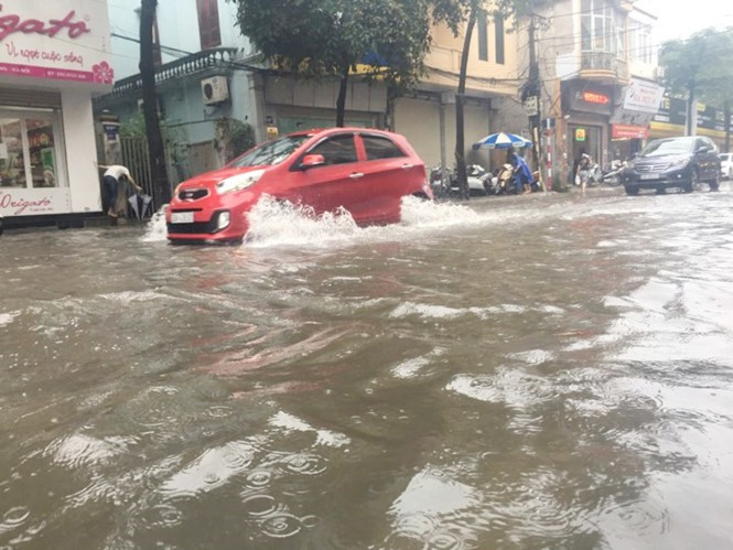 Mưa ngập tại tuyến phố Lạc Trung chiều 4/8. Ảnh: Thanh Hà