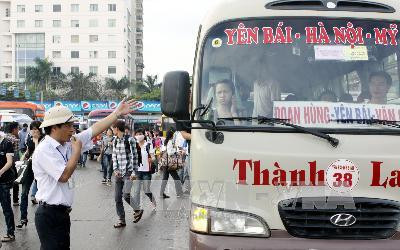 Phân luồng giao thông, tránh ùn tắc tại bến xe Mỹ Đình. Ảnh : Thế Duyệt - TTXVN