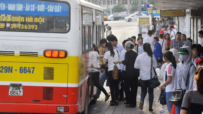 Học sinh, sinh viên và NLĐ là những đối tượng thường xuyên đi học, đi làm bằng xe buýt.