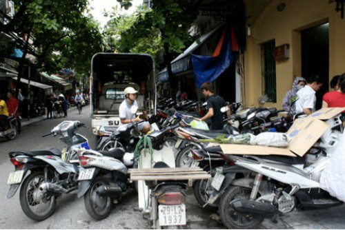 Phố Hàng Cá, ngay trước cổng Công an phường, vỉa hè đã hết chỗ dành cho người đi bộ