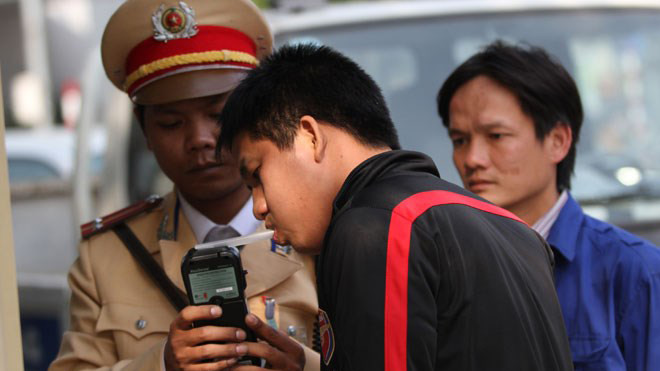 CSGT Hà Nội kiểm tra nồng độ cồn của một “ma men” chiều 22.12 tại nút ngã tư Thái Hà - Láng Hạ. Ảnh: Hải Nguyễn