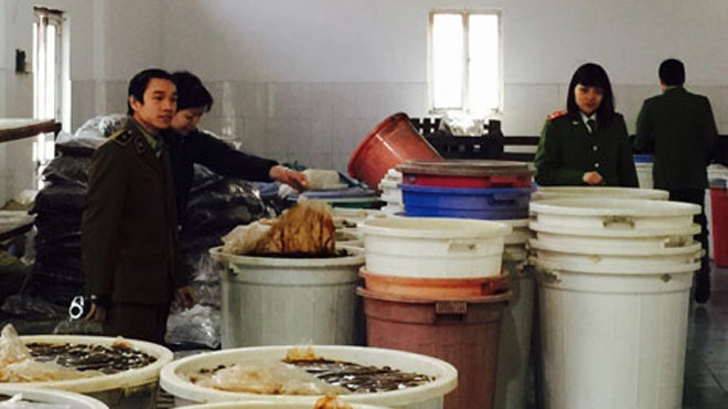 Tổ công tác liên ngành kiểm tra ô mai mặn không rõ nguồn gốc