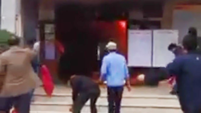 Hiện trường nơi nghi phạm đổ xăng đốt phòng chờ ga Vinh. Ảnh cắt từ video