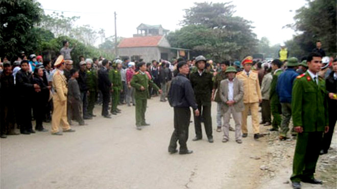 Hàng chục cảnh sát được huy động đến giải cứu 2 cẩu tặc. Ảnh: Đàm Nghị