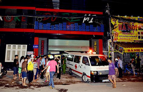 Công an có mặt khám nghiệm và chuyển thi thể nạn nhân về nhà xác