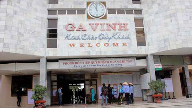 Cửa phòng chờ ga Vinh sau khi Hòa đốt xăng đang được nhân viên quét dọn. Ảnh: Hải Bình