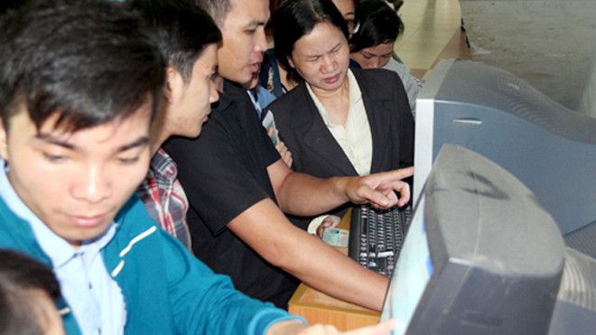 Sáng 1/12, nhiều người đến ga Sài Gòn để đặt vé qua mạng. Ảnh: H.C