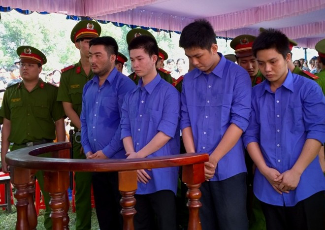 Hiếu (ngoài cùng bên phải) cùng đồng bọn trước vành móng ngựa