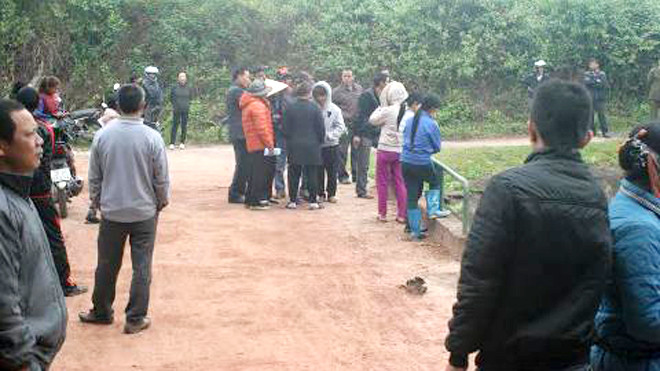 Người dân kéo đông đến hiện trường thi thể bốc cháy