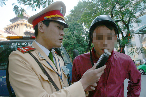 Sau 10 ngày ra quân xử lý, phòng CSGT - Công an Hà Nộ tạm giữ 214 phương tiện và giấy phép lái xe. Ảnh: Bá Đô