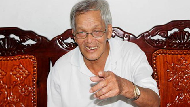 Ông Bùi trình bày chuyện trúng số đặc biệt với phóng viên - Ảnh: Minh Anh