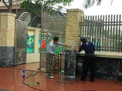 Dọn vệ sinh tại hiện trường phát hiện thi thể bị đốt cháy