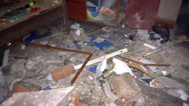 Gạch đá và các vật dụng trong phòng vung vãi khắp nơi sau vụ nổ