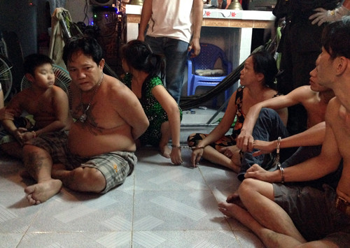 Nhiều người bị tạm giữ trong vụ vây bắt. Ảnh: C.A