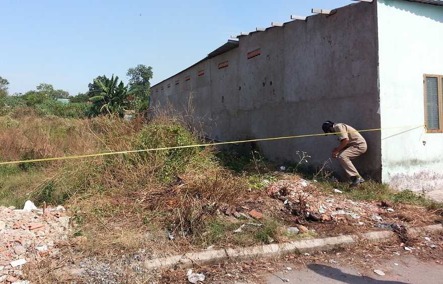 Lực lượng chức năng phong tỏa hiện trường điều tra vụ việc