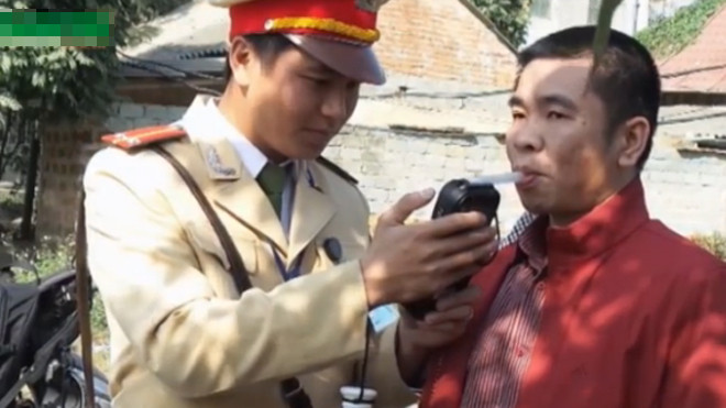 Hà Nội: Người tham gia giao thông lúng túng đo nồng độ cồn