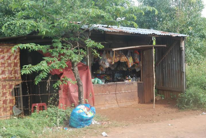 Cháu N hiện đang sống với bà Thu; mỗi lần thấy người lạ, cháu có biểu hiện sợ sệt, né tránh