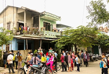 Đông đảo người dân chứng kiến công ann thực nghiệm lại hiện trường vụ trộm trên đường Cao Xuân Dục