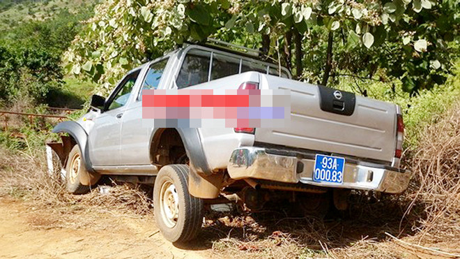 Chiếc xe phải đâm vào cột mốc bên đường vì lâm tặc cướp tay lái để lao xuống vực “quyết tử” với cán bộ kiểm lâm