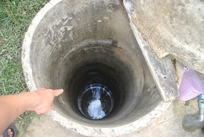 Giếng nơi phát hiện thi thể nạn nhân có đường kính khoảng 1 m, sâu gần 7 m. Ảnh: Duy Cảnh