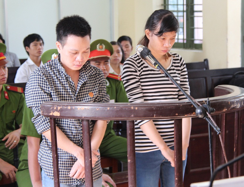 Hai bị cáo tại tòa.