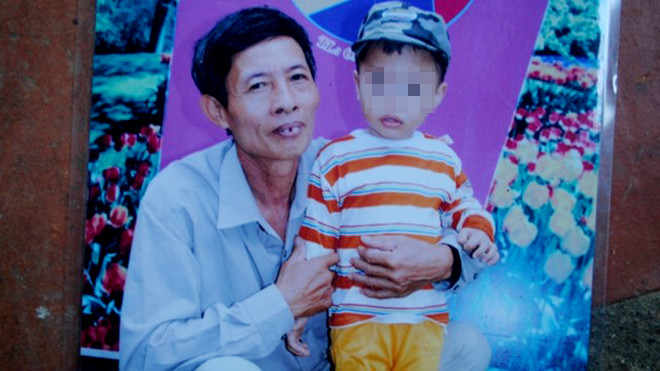 Ông Tân cùng bé trai tên Long