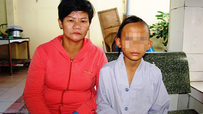 Hai mẹ con cháu Nui